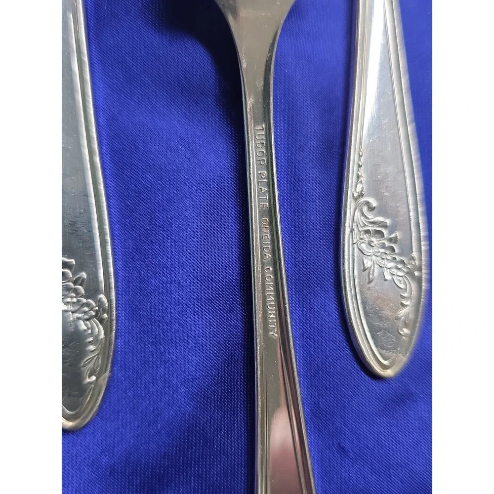 6 VTG Oneida Tudor Plate QUEEN BESS II Silverplated SALAD FORKS 1946